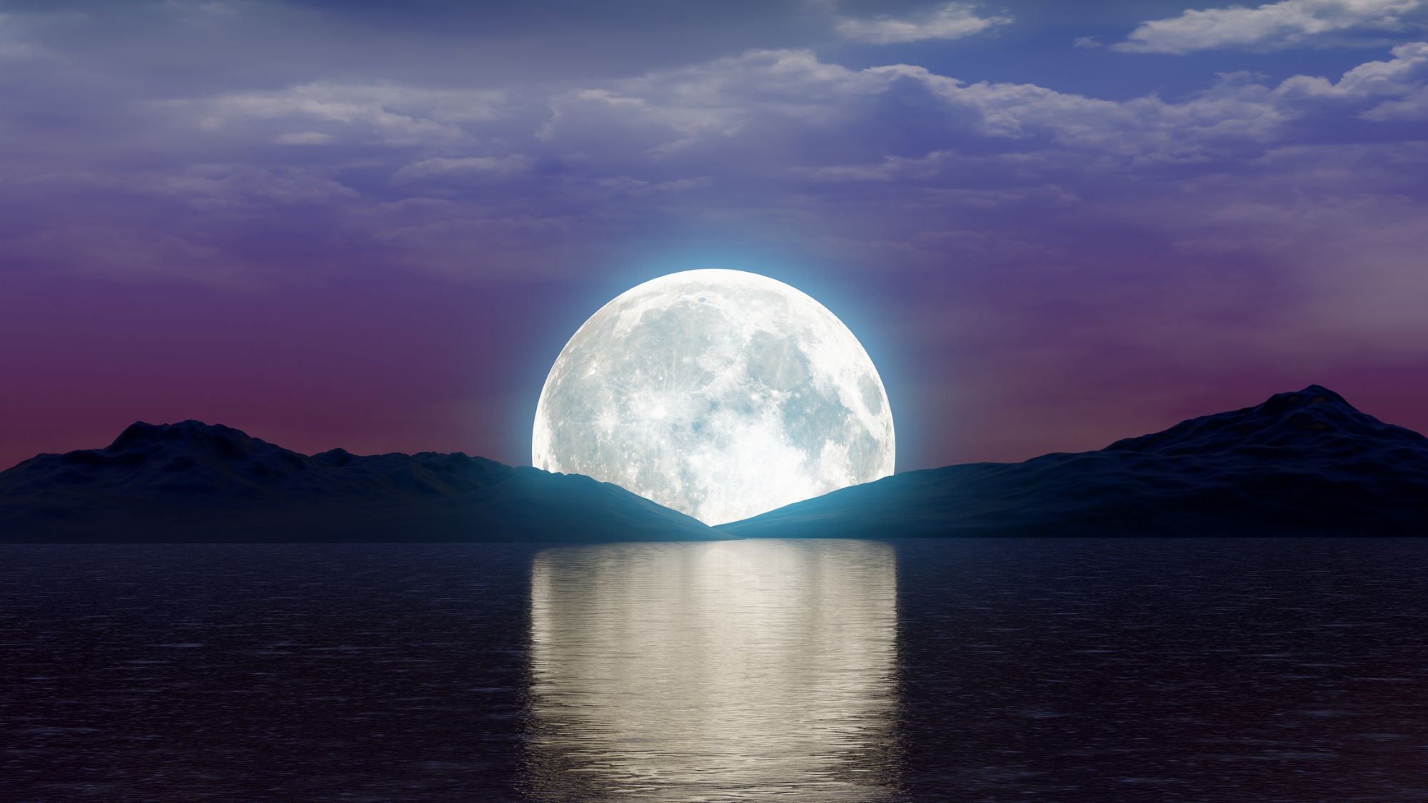 Der Mond geht über einem See unter und spiegelt sich im Wasser