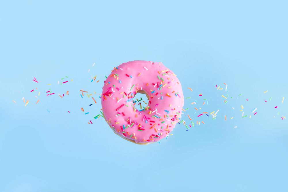 Ein pinker Donut auf blauem Hintergrund