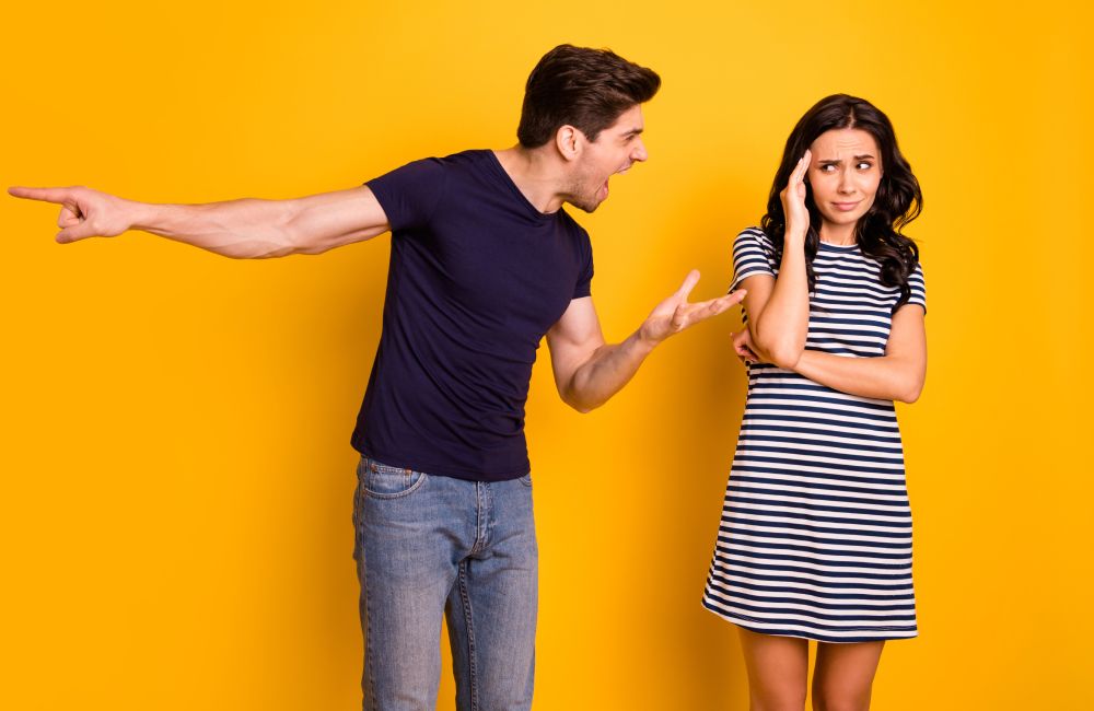 Ein Mann schreit eine Frau an, die hält sich beschützend die Hand vors Gesicht