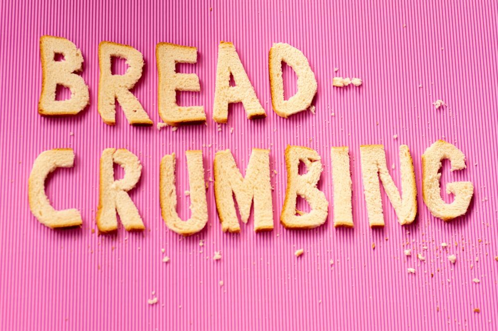 Aus Brot ist der Schriftzug "Breadcrumbing" gelegt