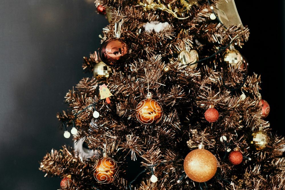 Ein Weihnachtsbaum mit orange-goldenem Schmuck