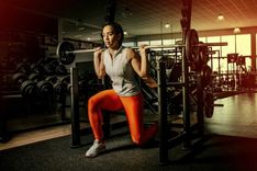 Frau beim Gewichte heben im Gym