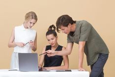 Mansplaining von einem Mann vor zwei Frauen am Laptop.