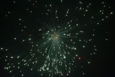 Eine Feuerwerk Explosion mit vielen Lichtpunkten